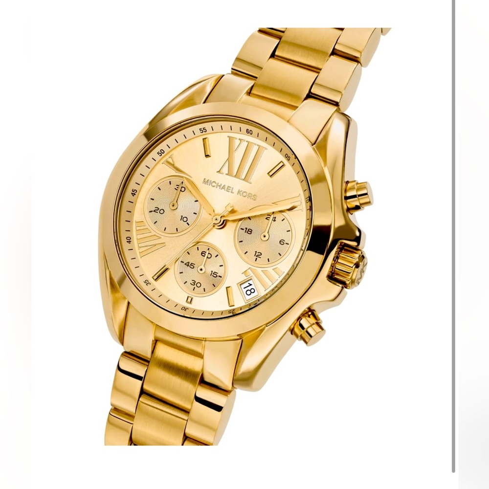 Gold stone stainless steel bezel & bracelet strap provide tactile texture 🤍